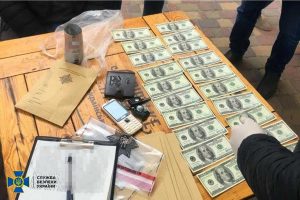 Украину заполнили фальшивые доллары: их не определяет даже детектор валют (ФОТО)
