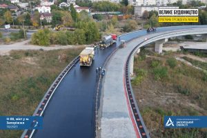 В Запорожье на вантовом мосту начали укладывать специальный асфальт (ФОТО)