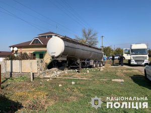 Водитель фуры “потерял” цистерну, которая снесла забор частного дома в Запорожской области (ФОТО)