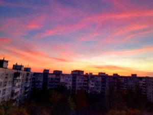 Над Запорожьем заметили алый закат: жители города поделились ФОТО