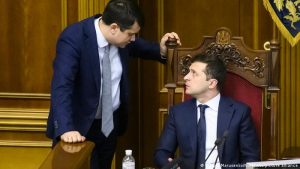 Рейтинг Зеленского упал, Разумкова – устремился вверх, – опрос КМИС