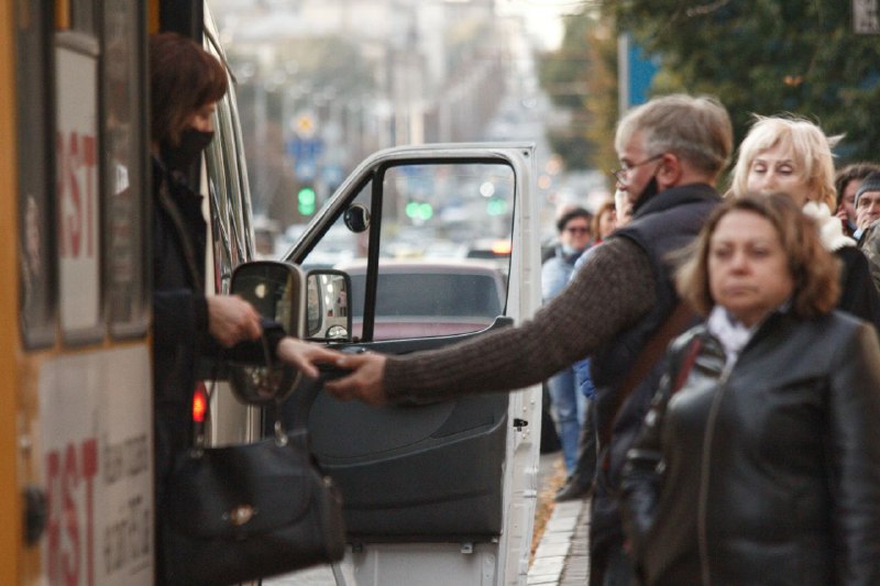 Жители Запорожья жалуются на нехватку транспорта по улице Победы