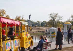 Сотни запорожцев прогуливались на украшенной “Радуге” и по осеннему проспекту Маяковского (ФОТОРЕПОРТАЖ)