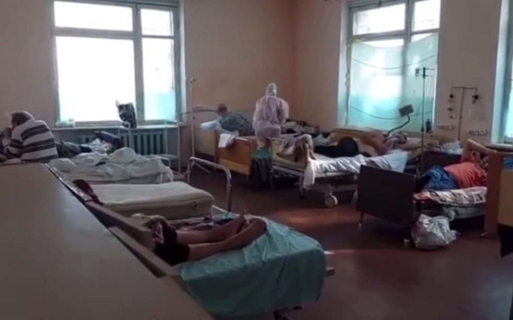 Трупы в коридорах и забитые реанимации: ковидный госпиталь в Запорожской области засняли на видео