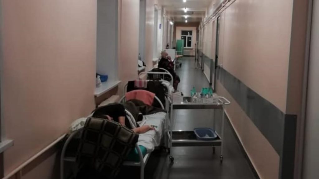 В Запорожской области ковидные госпитали перестали принимать больных: люди лежат в коридорах (ВИДЕО)
