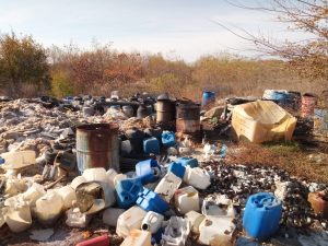 Под Запорожьем обнаружена огромная свалка химических и медицинских отходов: всё стекает в Днепр (ФОТО, ВИДЕО)