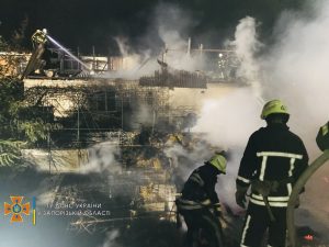 В Запорожье 30 спасателей боролись с огнем на 250 “квадратах”: есть пострадавший (ФОТО)