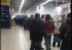 В Запорожье засняли огромные очереди на вакцинацию от COVID-19 и тесты (ФОТО)