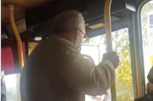 В Запорожье мужчину без маски пассажиры ногами вытолкали из маршрутки  (ВИДЕО)