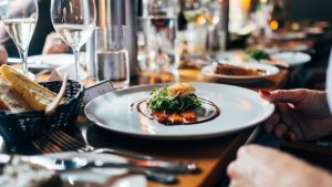 Как у посетителей ресторанов проверяют ковидные документы в “красной” Запорожской области