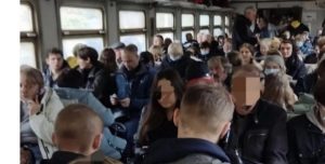 Первый день “красной” зоны: показали электричку  в Запорожской области с забитыми вагонами (ФОТО)
