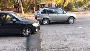 В Запорожье возле школы установили “лежачие полицейские”, ставшие проблемой для авто (ФОТО, ВИДЕО)