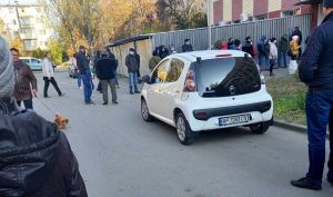 По 6 часов ожидания: огромную очередь в больницу засняли на ВИДЕО в Запорожье