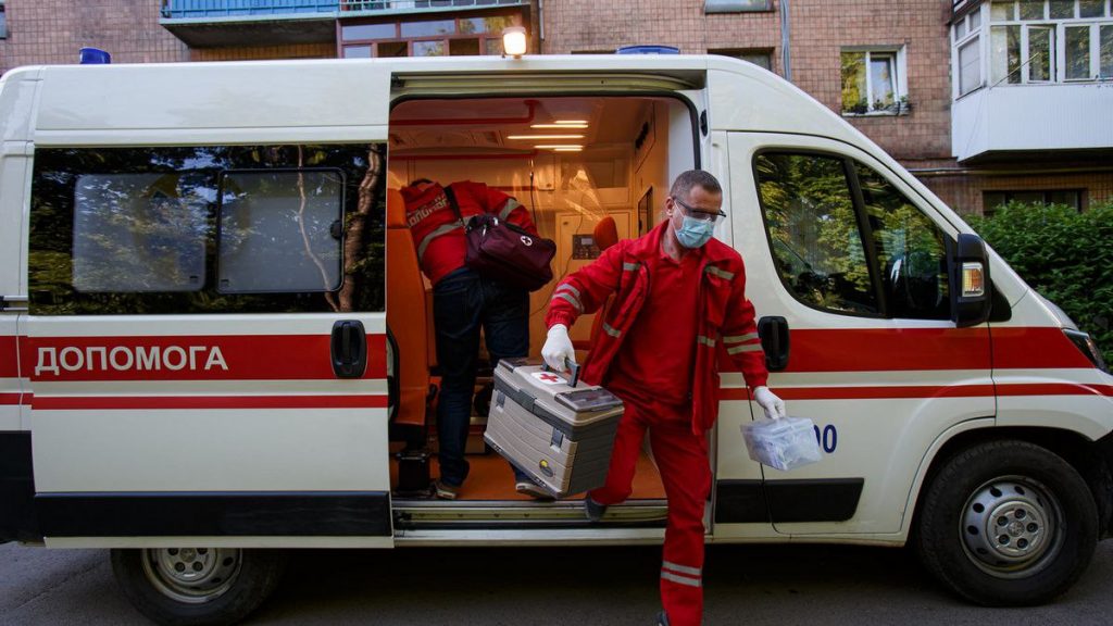 В Запорожье ребенок 11 минут реанимировал мать после остановки сердца: женщина осталась жива