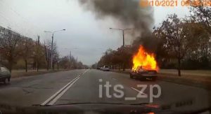 В Запорожье посреди дороги загорелось авто (ВИДЕО)