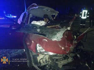 Под Запорожьем на трассе легковушка врезалась в фуру: пострадавших вырезали спасатели (ФОТО, ВИДЕО)