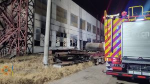 В Запорожье 48 спасателей боролись с огнем в цеху закрытого завода (ФОТО)