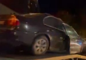 BMW “влетел” в частный двор, снеся забор в Запорожской области (ВИДЕО)