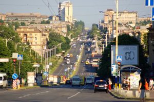 Было-стало: в Запорожье очищают проспект от “кричащих” вывесок (ФОТО)