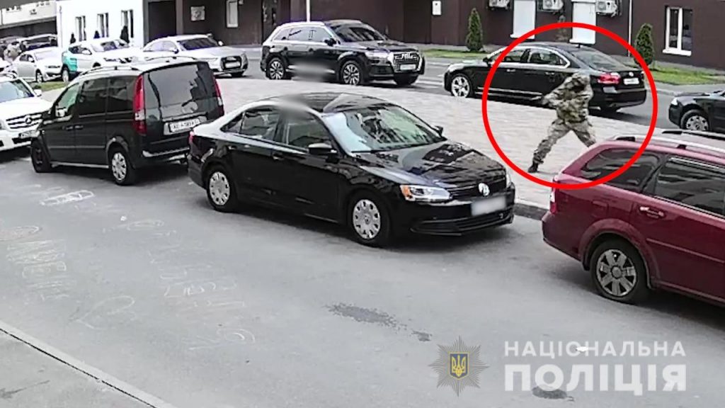 Киллер из Запорожья расстрелял автомобиль с семьей внутри: момент попал на камеры