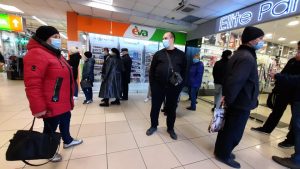 Возникло две разные очереди: казус в центре массовой вакцинации в Запорожье (ФОТО)