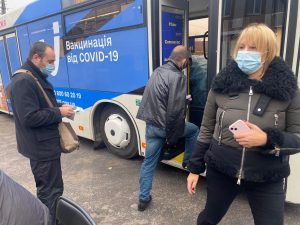 Как выглядит процесс вакцинации в специальном автобусе в Запорожье (ФОТО, ВИДЕО)