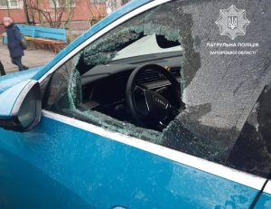 В Запорожье “вскрыли” элитный электрокар: грабитель пытался скрыться от полиции (ФОТО)