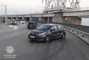 Работал эвакуатор: в Запорожье столкнулись авто на плотине ДнепроГЭС  (ФОТО)
