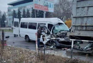 В Запорожье “Спринтер” врезался в фуру на скорости (ФОТО)
