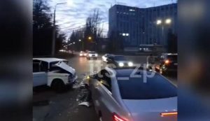 На видео попал момент лобового столкновения ВАЗ и Mercedes в Запорожье