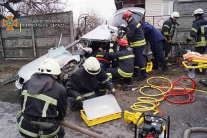 В Запорожье столкнулись BMW и микроавтобус: водителя вырезали из салона (ФОТО)