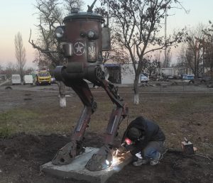 В курортном Бердянске появился говорящий шагоход