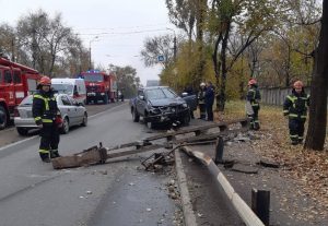 Водитель пикапа протаранил бетонный отбойник и электроопору в Запорожье (ФОТО)
