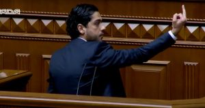 Экс-“слуга” показал средний палец Зеленскому в ВР: “Вы главный предатель!” (ВИДЕО)