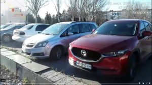 В центре Запорожья площадь превратили в парковку и отделались предупреждениями (ВИДЕО)