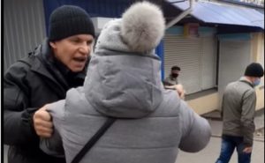 Пытался “задержать” женщину с ребенком: появилось видео и досье об избитом в Запорожье “антиваксе”