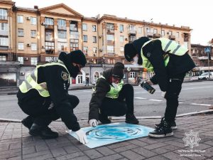 В центре Запорожья оставили важные напоминания для пешеходов: как они выглядят (ФОТО)