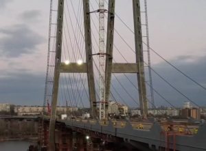 В Запорожье на вантовом мосту переходят к укладке асфальта: когда откроют движение (ФОТО)