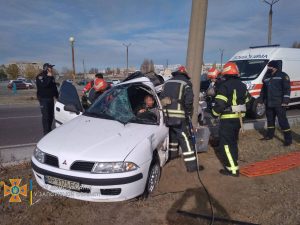 Mitsubishi сбил насмерть велосипедиста и “влетел” в столб: спасатели вырезали дверь авто в Запорожской области (ФОТО)