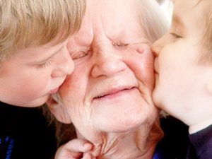 Врач призвал не пускать детей к пожилым родственникам: приносят коронавирус