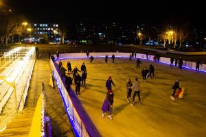 Найди себя на фото: запорожцы заполонили открывшийся каток на Фестивальной (ФОТОРЕПОРТАЖ)