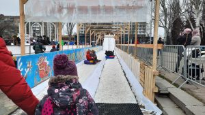 В центре Запорожья открылась ледовая горка (ФОТО, ВИДЕО)