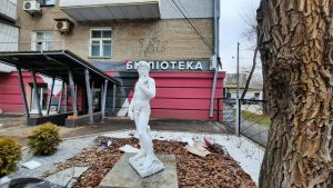 В Запорожье возле библиотеки установили обнаженные скульптуры Давида (ФОТО)