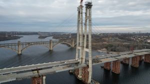 В Запорожье конструкцию вантового моста опускают вниз: стартовал важнейший этап (ФОТО)