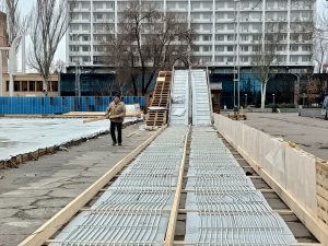 Кататься смогут все: в центре Запорожья откроется еще один каток и горка (ФОТО, ВИДЕО)