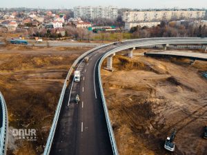 В Запорожье больше десятка фур готовятся к испытанию вантового моста (ВИДЕО)