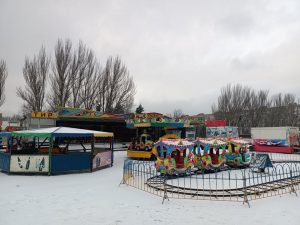 Возле главной областной ёлки Запорожья начинает работу лунапарк (ФОТО)