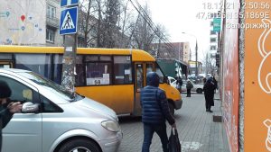 Маршрутчик припарковался на “зебре” и обматерил инспекторов в Запорожье (ФОТО)