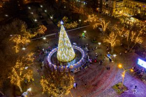 В Запорожье с высоты показали городскую ёлку в ночных огнях (ФОТО)