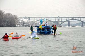 Жители Запорожья устроили предновогодний карнавал на байдарках (ФОТО)